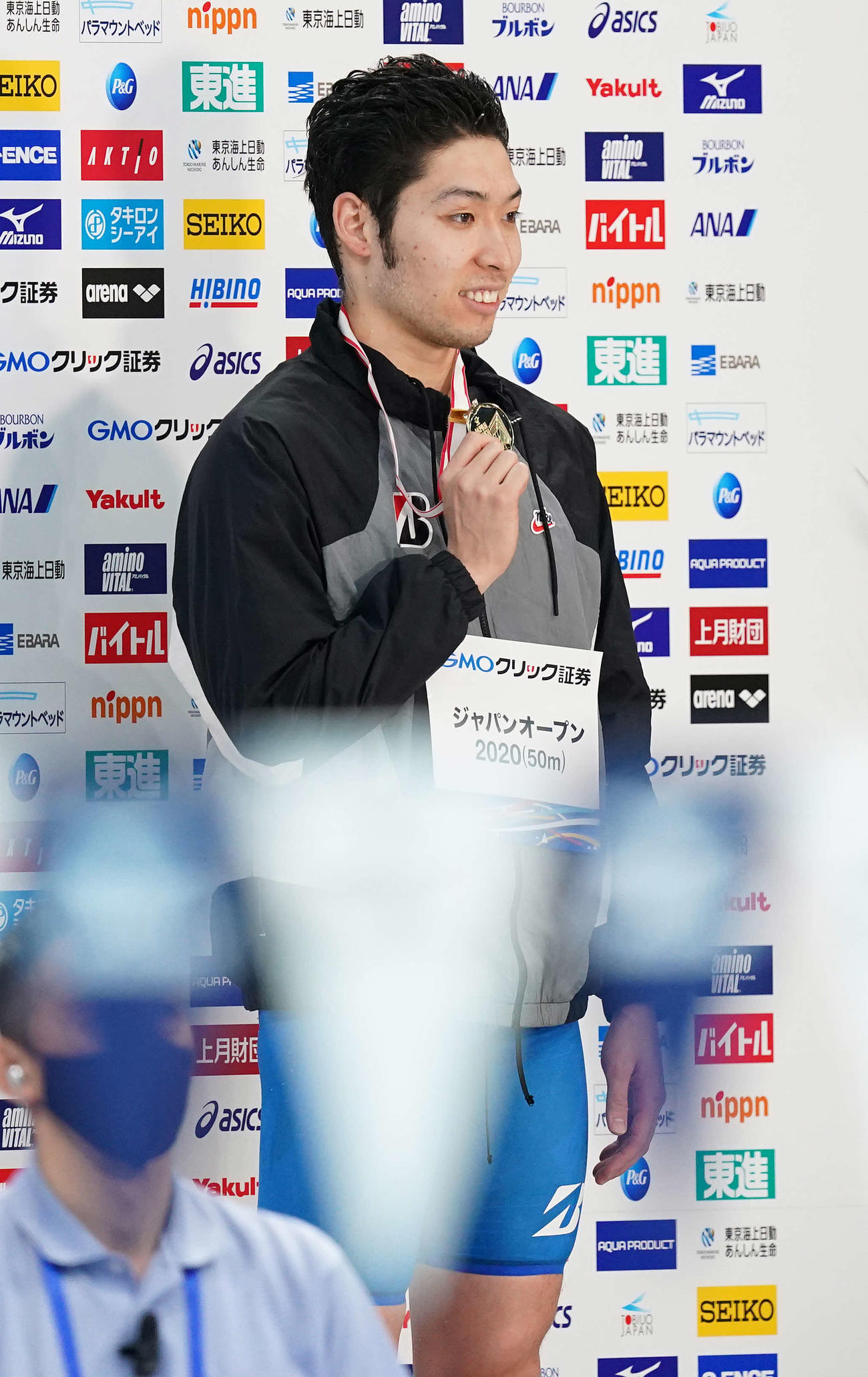 男子200メートル個人メドレーで優勝し、メダルを手に笑顔の萩野（撮影・鈴木みどり）
