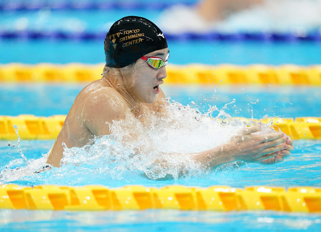 男子200メートル平泳ぎ予選で力泳する佐藤（撮影・鈴木みどり）