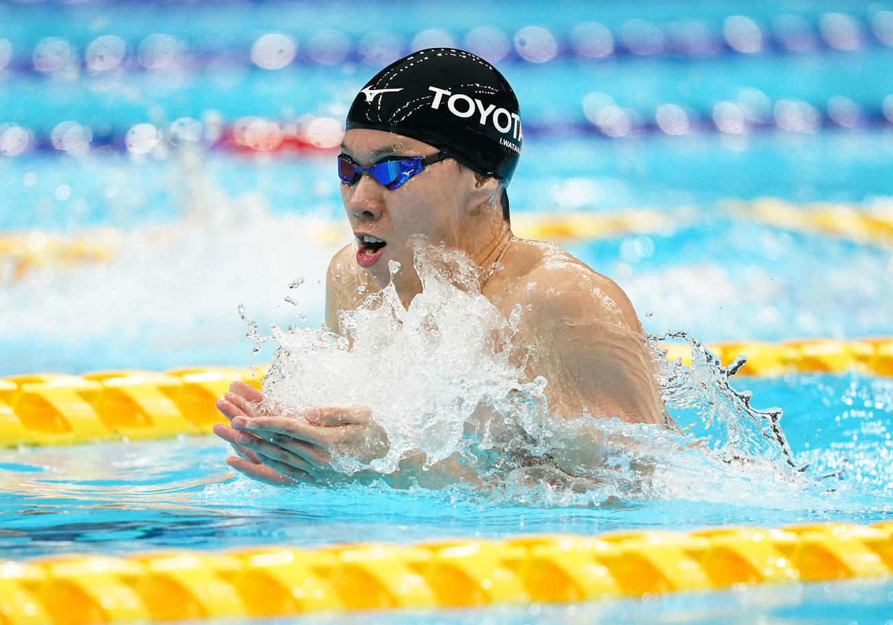 男子200メートル平泳ぎ予選で力泳する渡辺（撮影・鈴木みどり）