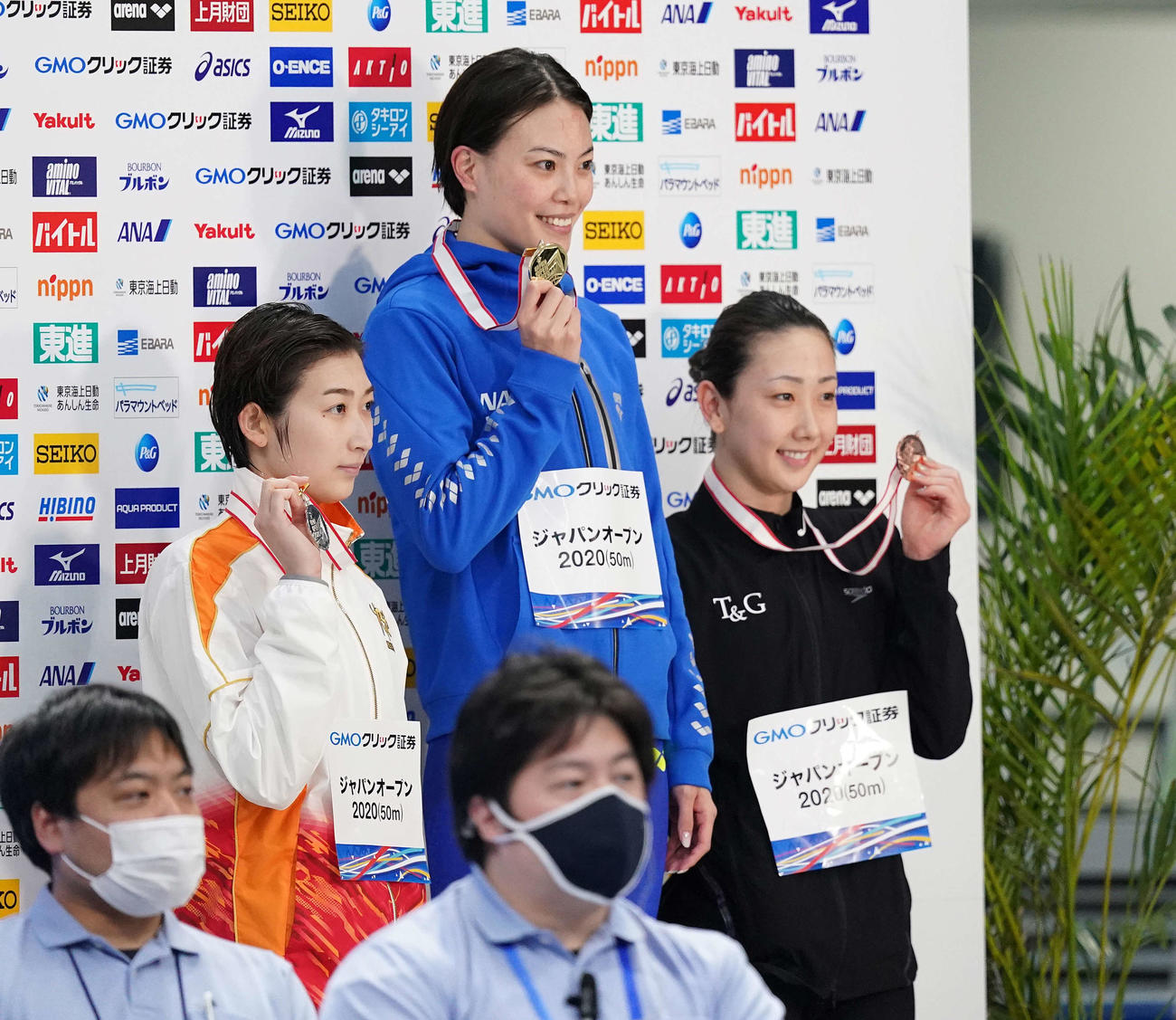 女子50メートル自由形で2位の池江（左）はメダルを手にする。中央は優勝の大本、右は五十嵐（撮影・鈴木みどり）