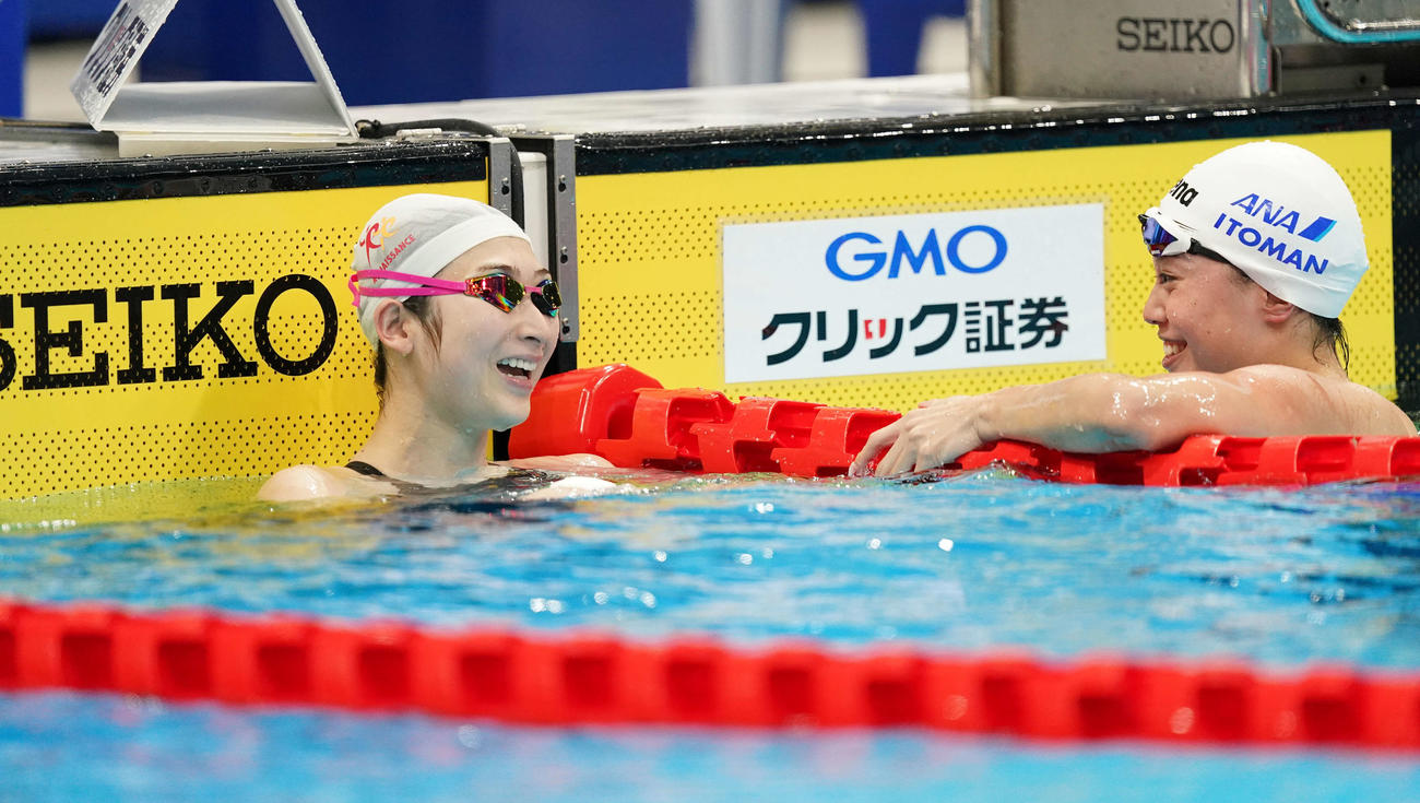 女子50メートル自由形決勝を終え笑顔の池江。右は優勝の大本（撮影・鈴木みどり）