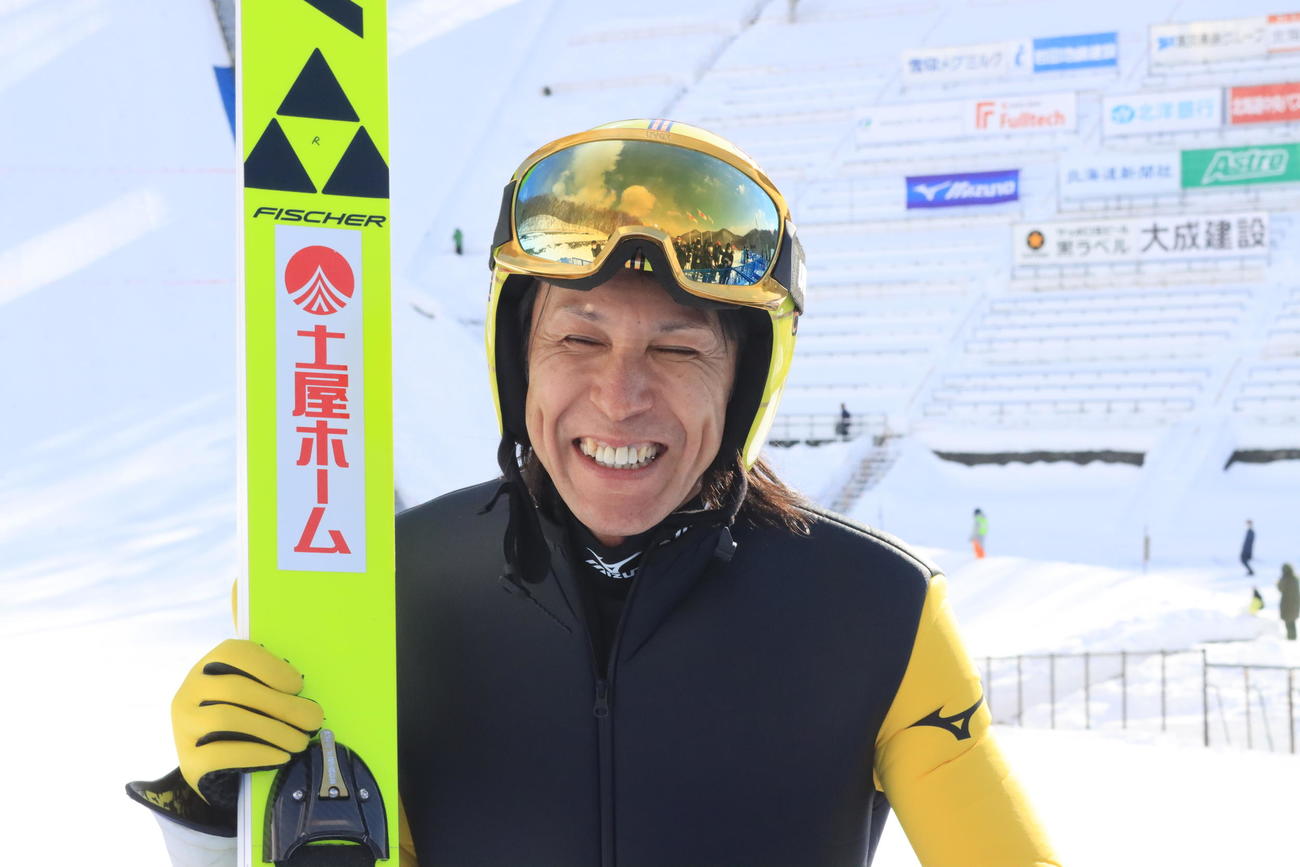2回目に95・5メートルをマークし笑顔でインタビューに応える葛西（撮影・保坂果那）