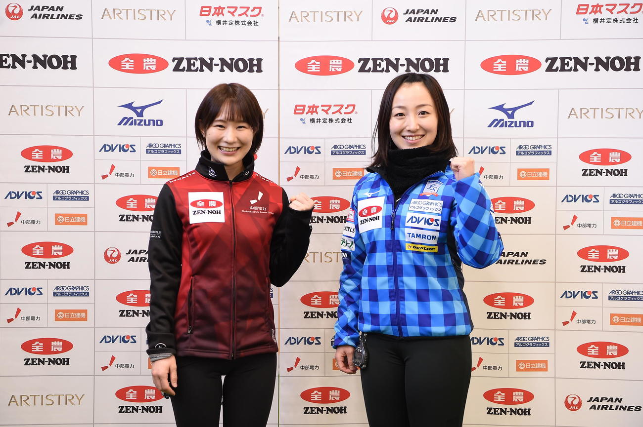 日本選手権前日会見で意気込む中部電力の中嶋（左）とロコ・ソラーレ藤沢（C）JCA IDE