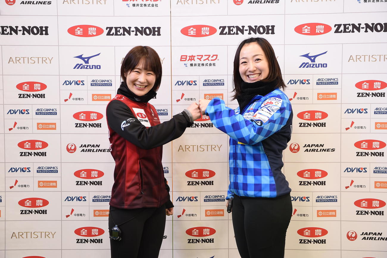 日本選手権前日会見に臨んだ中部電力の中嶋（左）とロコ・ソラーレ藤沢は健闘を誓いグータッチ（C）JCA IDE