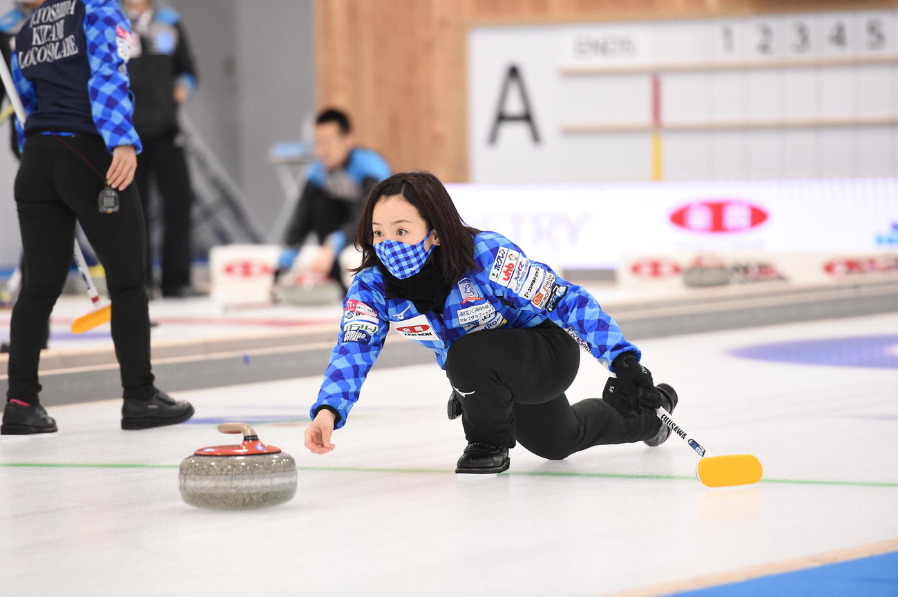 日本選手権前日練習でストーンを投じるロコ・ソラーレ藤沢（C）JCA IDE