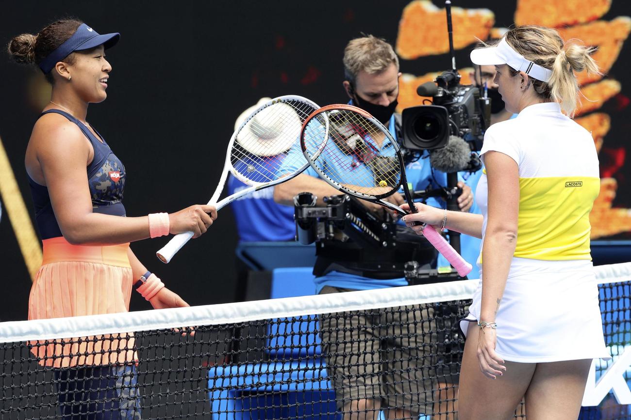 女子シングルス1回戦でアナスタシア・パブリュチェンコワ（右）に勝利した大坂なおみ（共同）