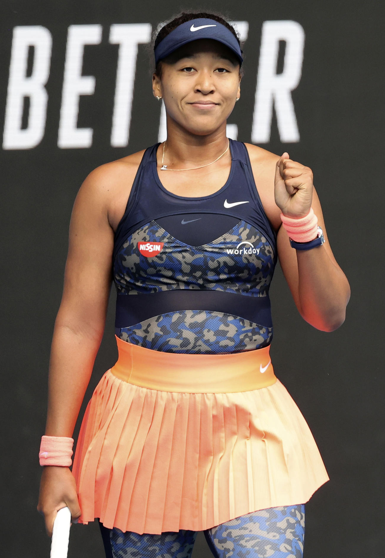 女子シングルス1回戦を突破しガッツポーズする大坂なおみ（共同）