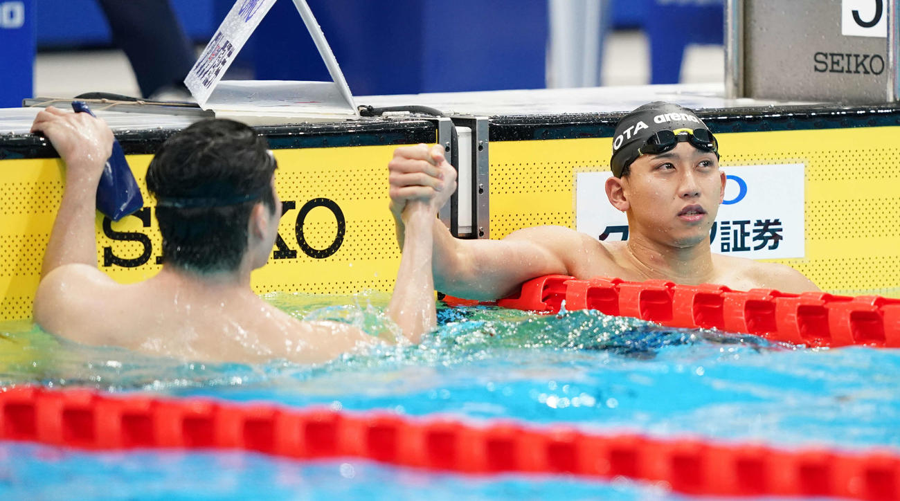 男子100メートルバタフライで優勝した川本（右）は水沼と握手（撮影・鈴木みどり）