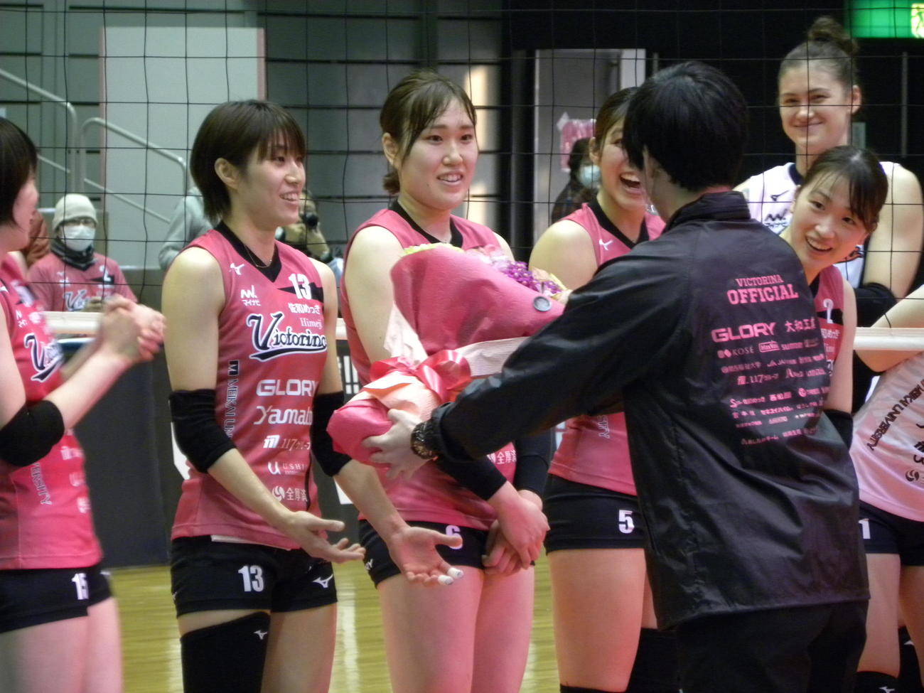 姫路のエキシビションマッチでMVPに輝いた田中咲希（左から2人目）は花束を受け取る（撮影・松本航）