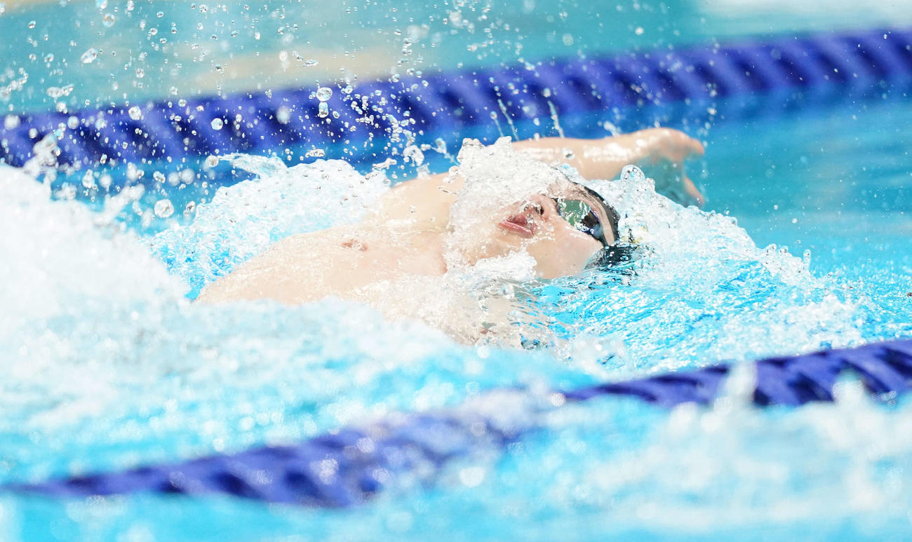 男子200メートル背泳ぎ決勝で力泳する坂井（撮影・鈴木みどり）