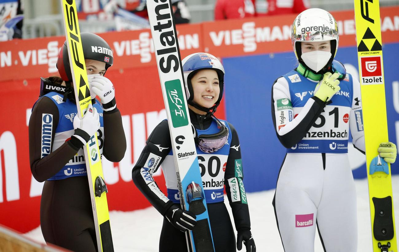 ジャンプ女子個人第7戦で今季2勝目を挙げ、笑顔の高梨沙羅（中央）（共同）