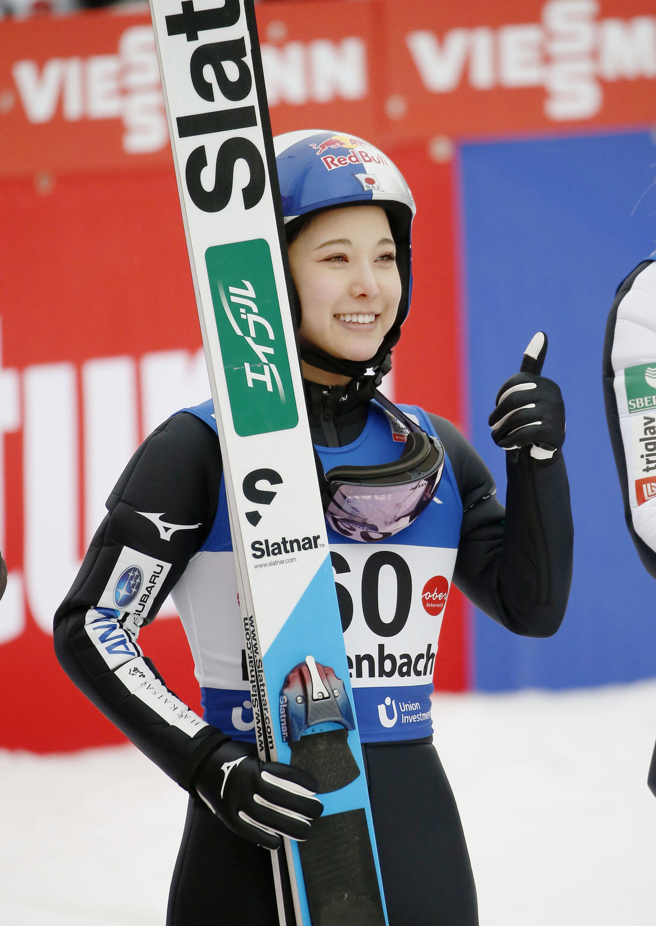 ジャンプ女子個人第7戦で今季2勝目を挙げ、笑顔の高梨（共同）