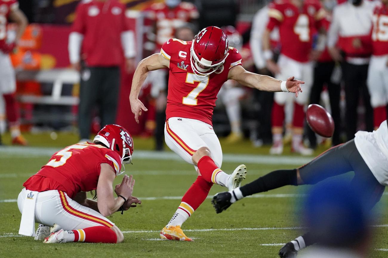 第1Ｑ、フィールドゴールを決めるチーフスのバッカー（AP）