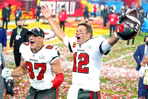 チーフスに圧勝し喜ぶバッカニアーズのQBブレイディ（右）とTEグロンコウスキー（USAトゥデー・ロイター＝共同）