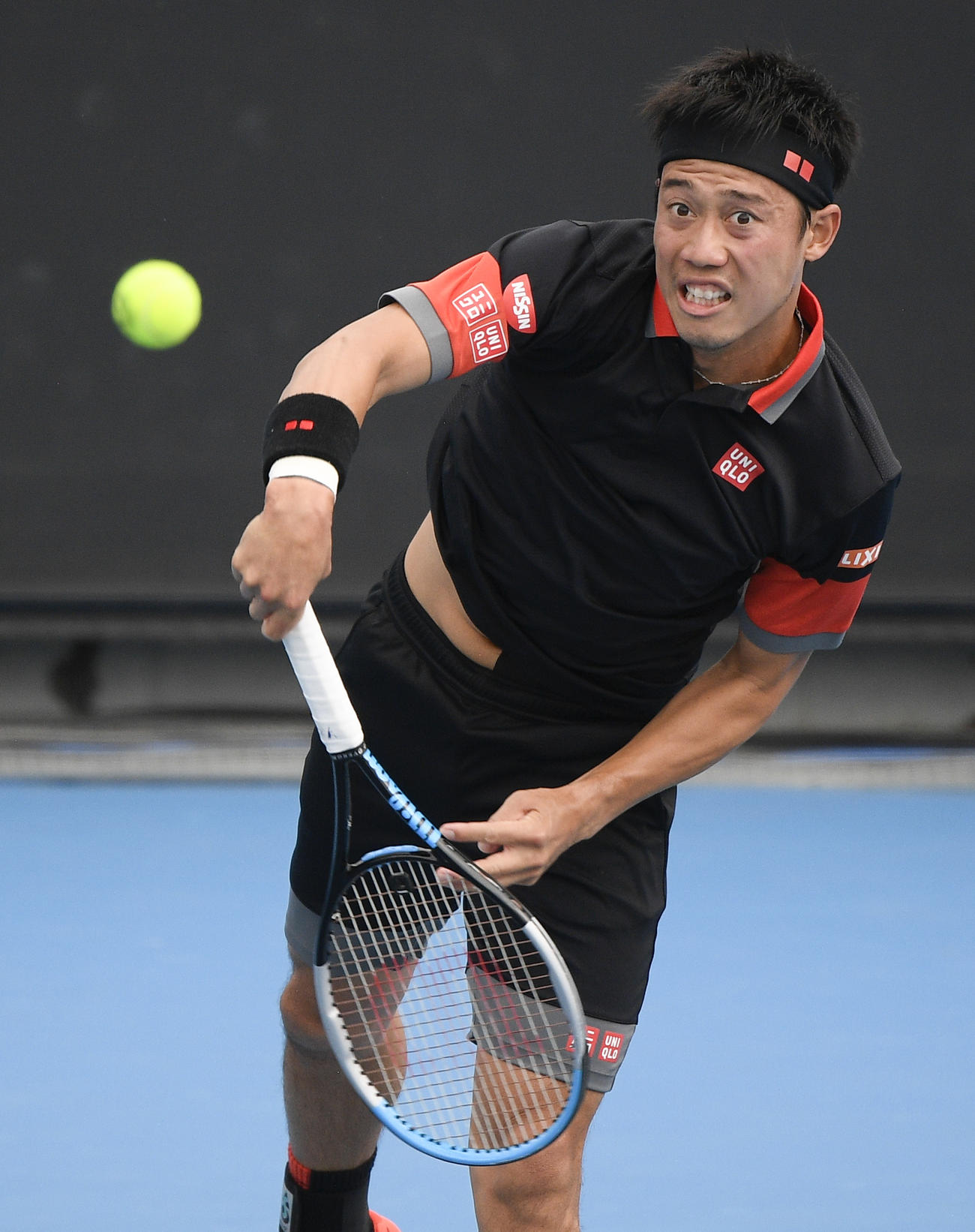 全豪オープン1回戦、カレニョブスタ戦でサーブを放つ錦織（AP）