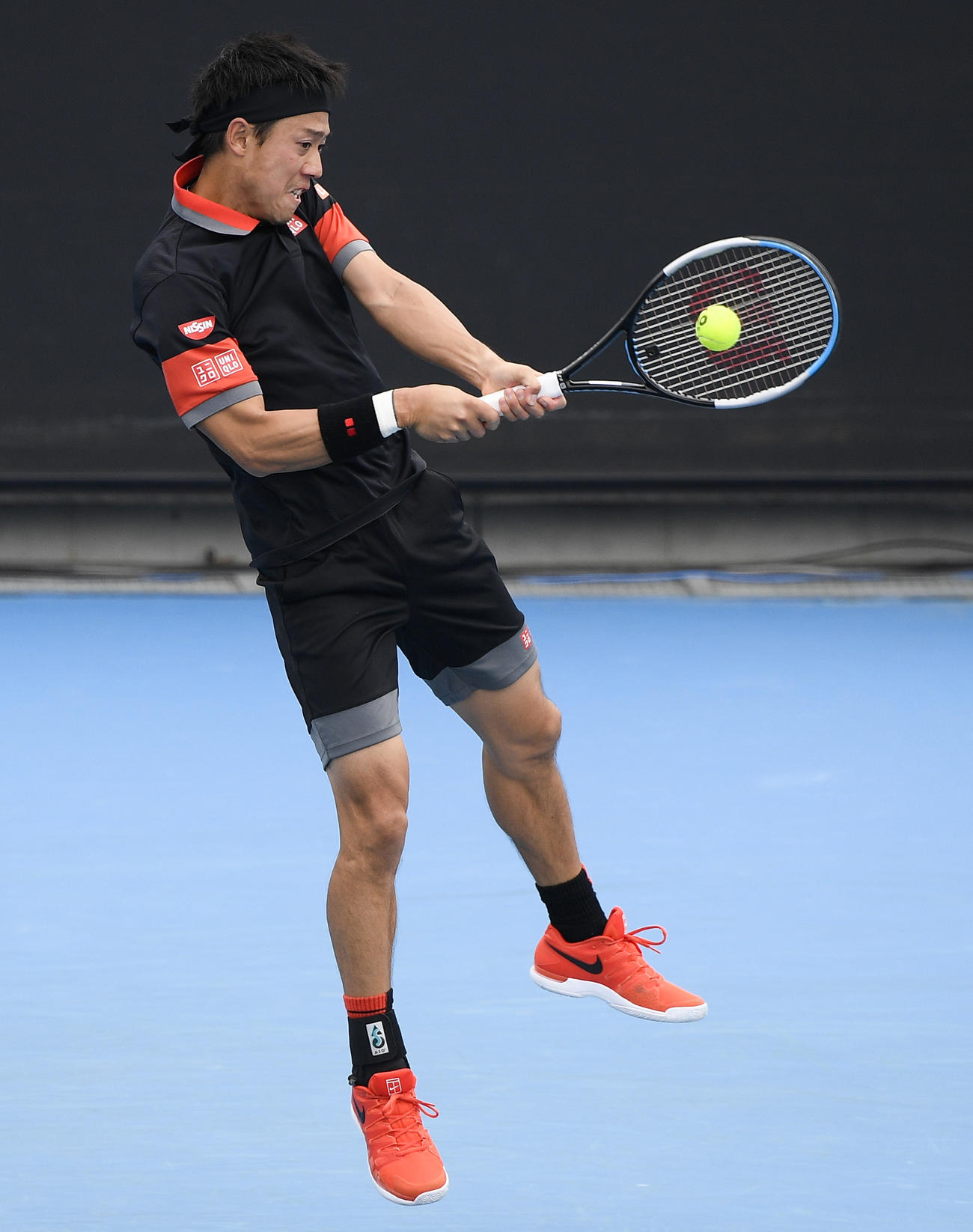 バックハンドを放つ錦織（AP）