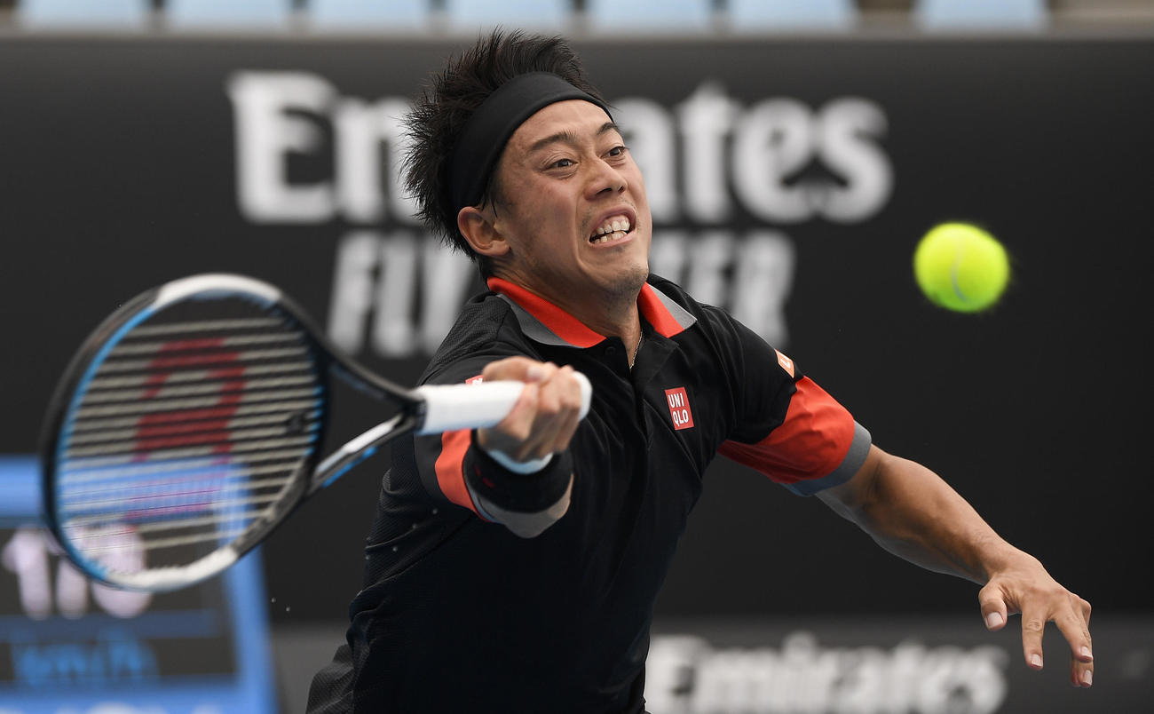 全豪オープン1回戦、カレニョブスタ戦でショットを放つ錦織（AP）