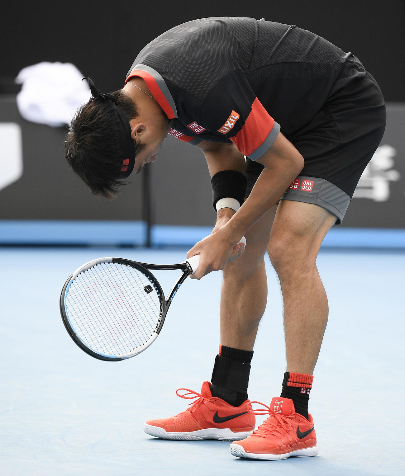 全豪オープン1回戦、ミスショットにうつむく錦織（AP）