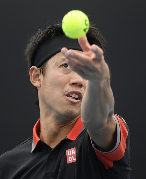 サーブを放つ錦織（AP）