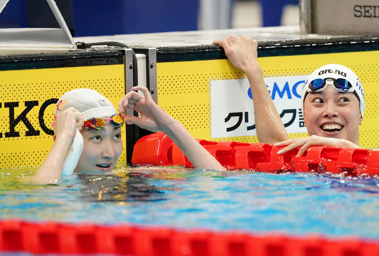 女子50メートル自由形決勝を終えタイムを確認する池江（左）。右は優勝の大本（撮影・鈴木みどり）