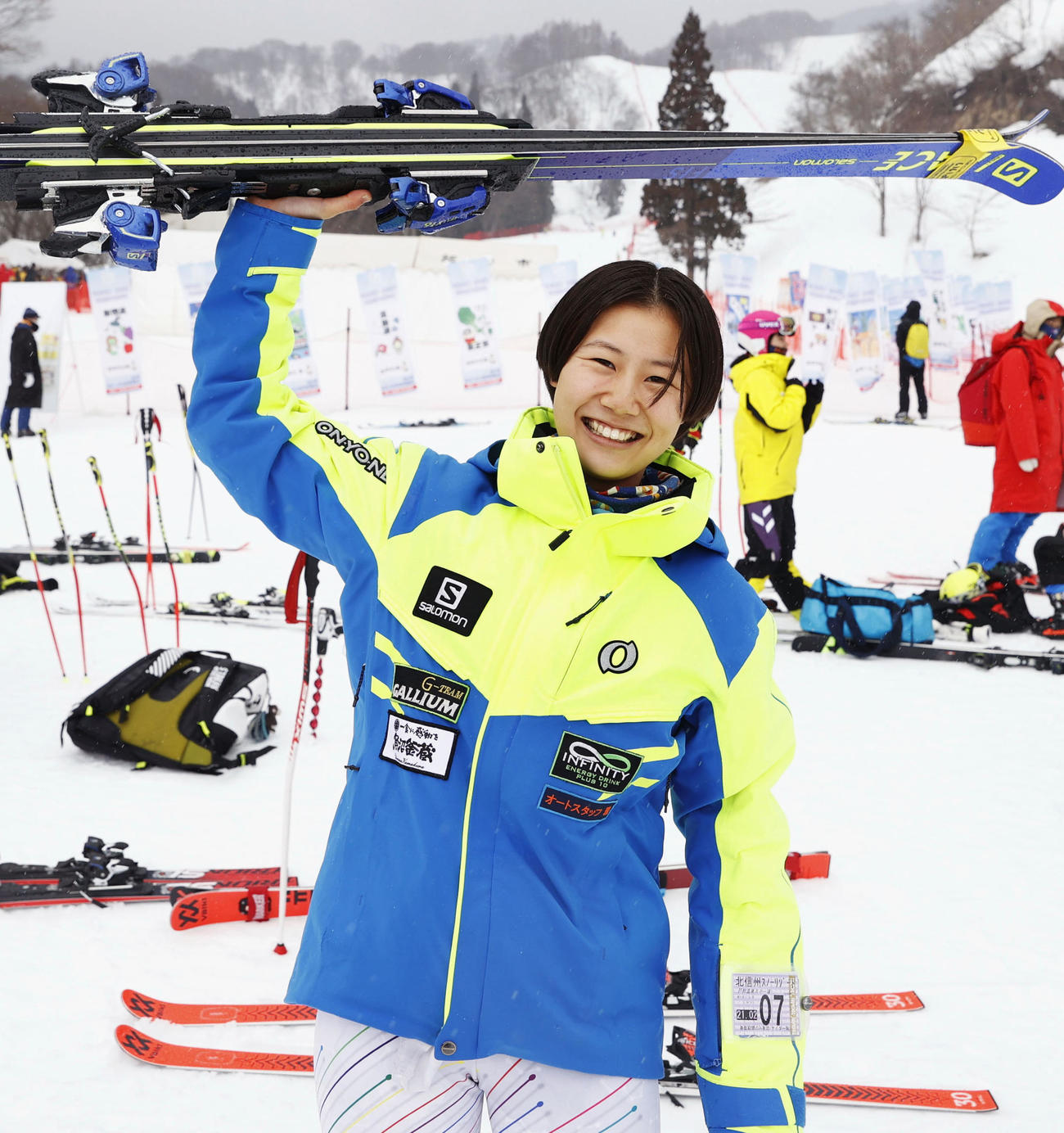 女子大回転で優勝し笑顔の新井・田中小晴（共同）