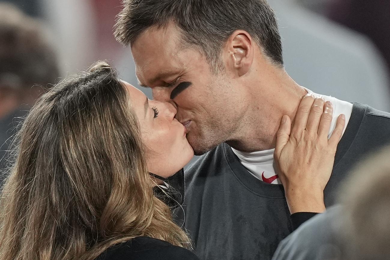 スーパーボウルを制し、妻のジゼル・ブンチェンとキスするバッカニアーズQBブレイディ（AP）