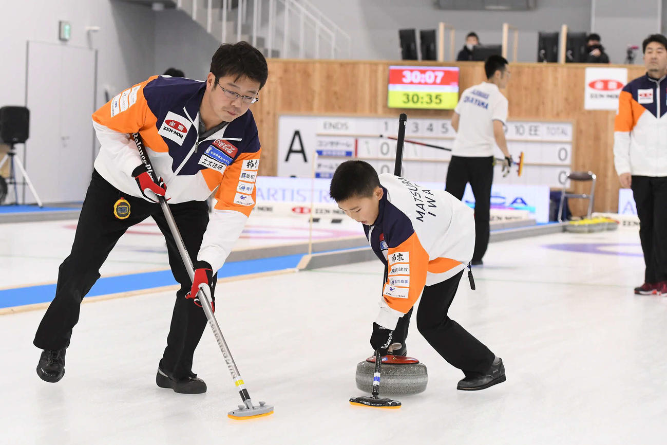 日本カーリング選手権史上男子最年少出場記録を更新したチーム岩手の松原（写真中央）（c）JCA　IDE