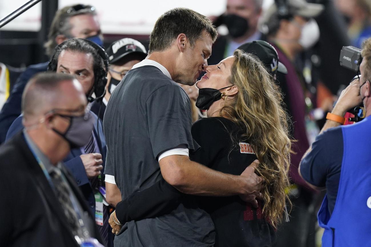 スーパーボウルを制し、妻のジゼル・ブンチェンとキスするバッカニアーズQBブレイディ（AP）