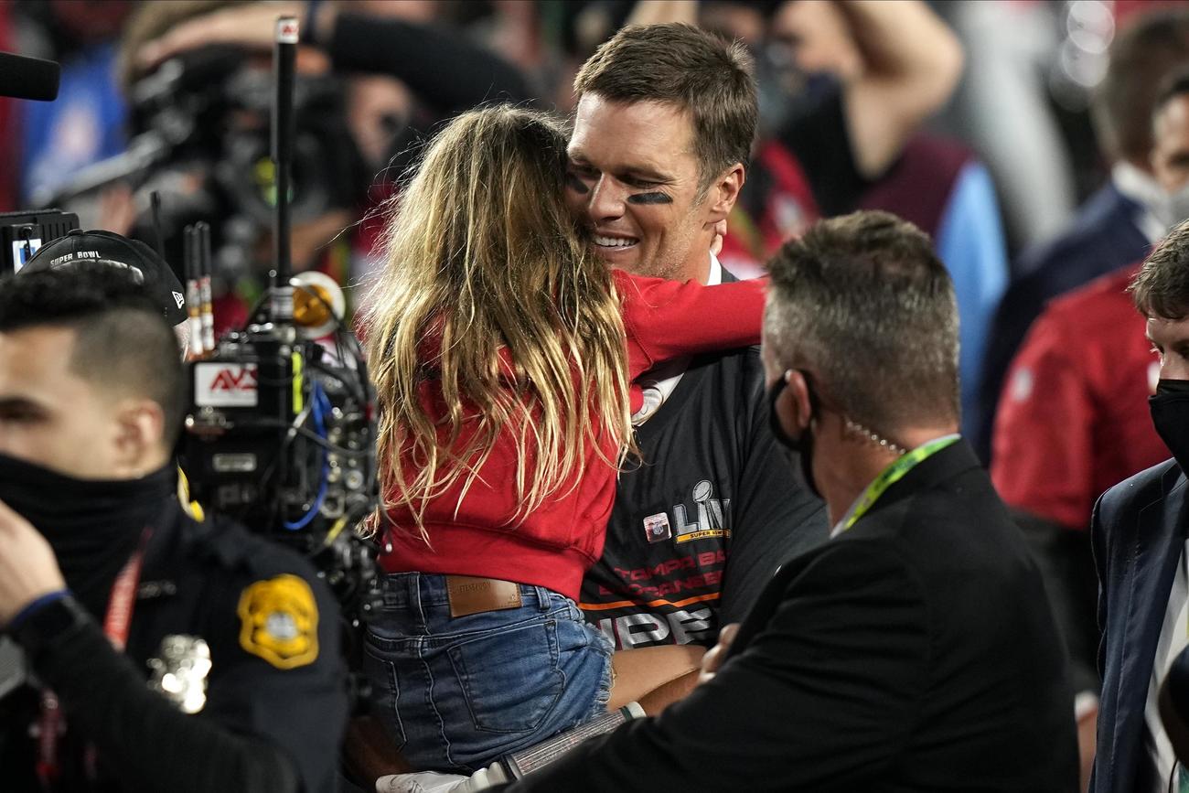 スーパーボウルを制したバッカニアーズQBブレイディは娘とともに優勝を喜ぶ（AP）