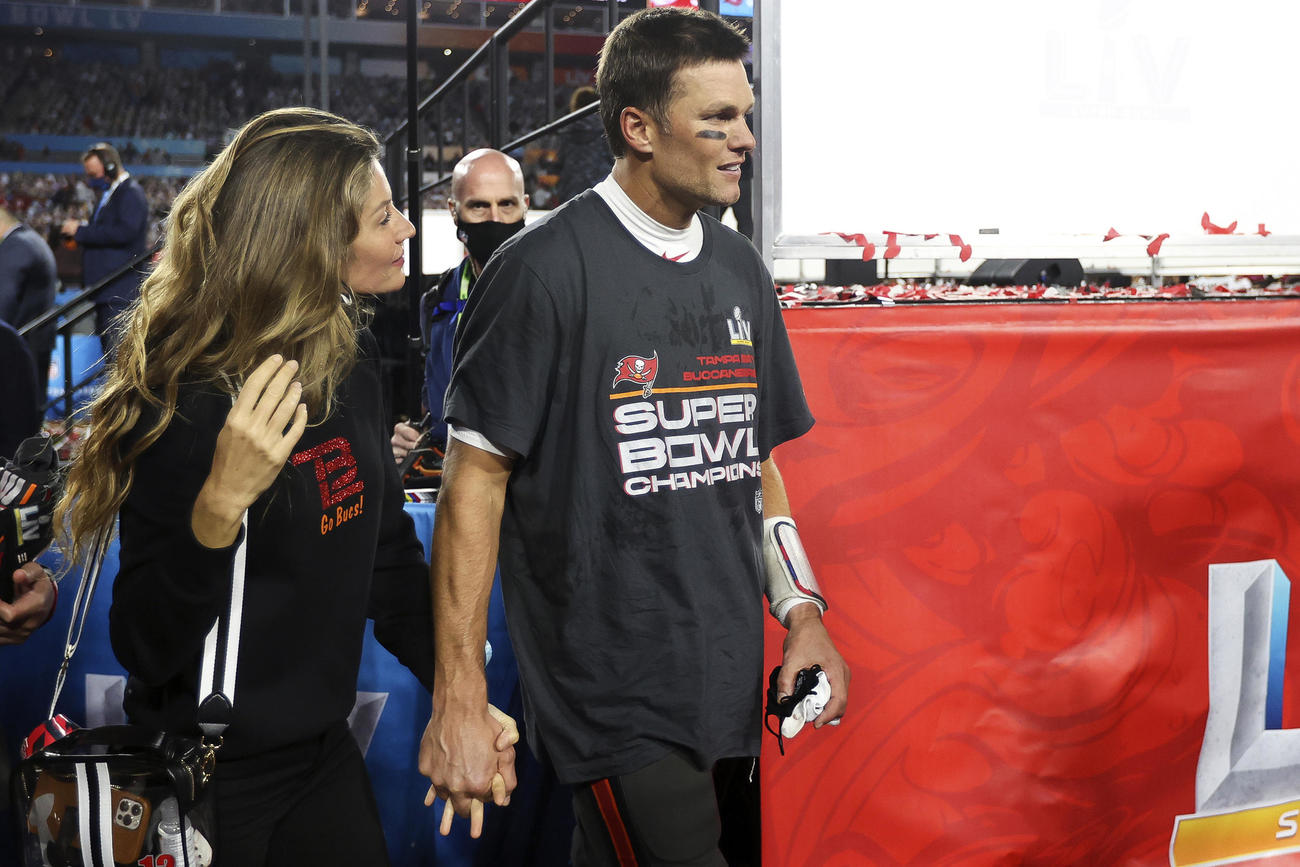 スーパーボウルを制したバッカニアーズQBブレイディ（右）と妻のジゼル・ブンチェン（AP）