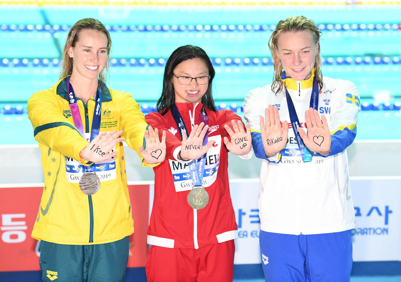 闘病中の池江璃花子にメッセージを送るサラ・ショーストロム（右）ら世界選手権女子100メートルバタフライのメダリスト（2019年7月22日撮影）