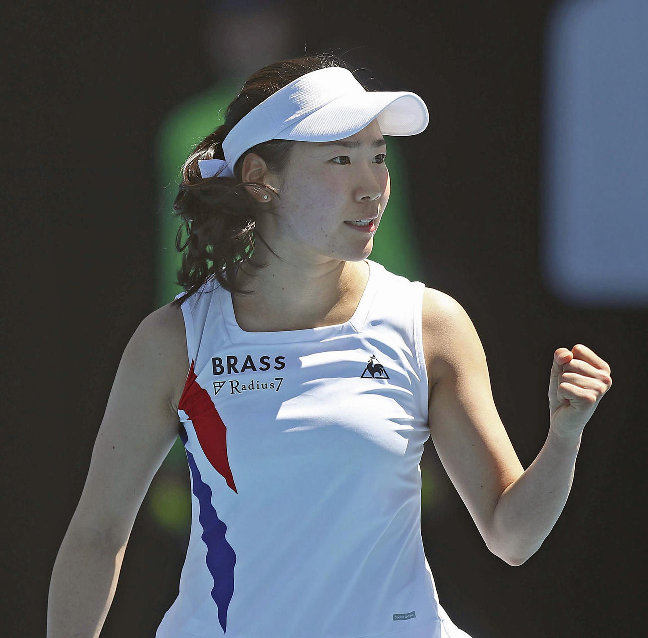 女子シングルス1回戦で拳を握る日比野菜緒（ゲッティ＝共同）