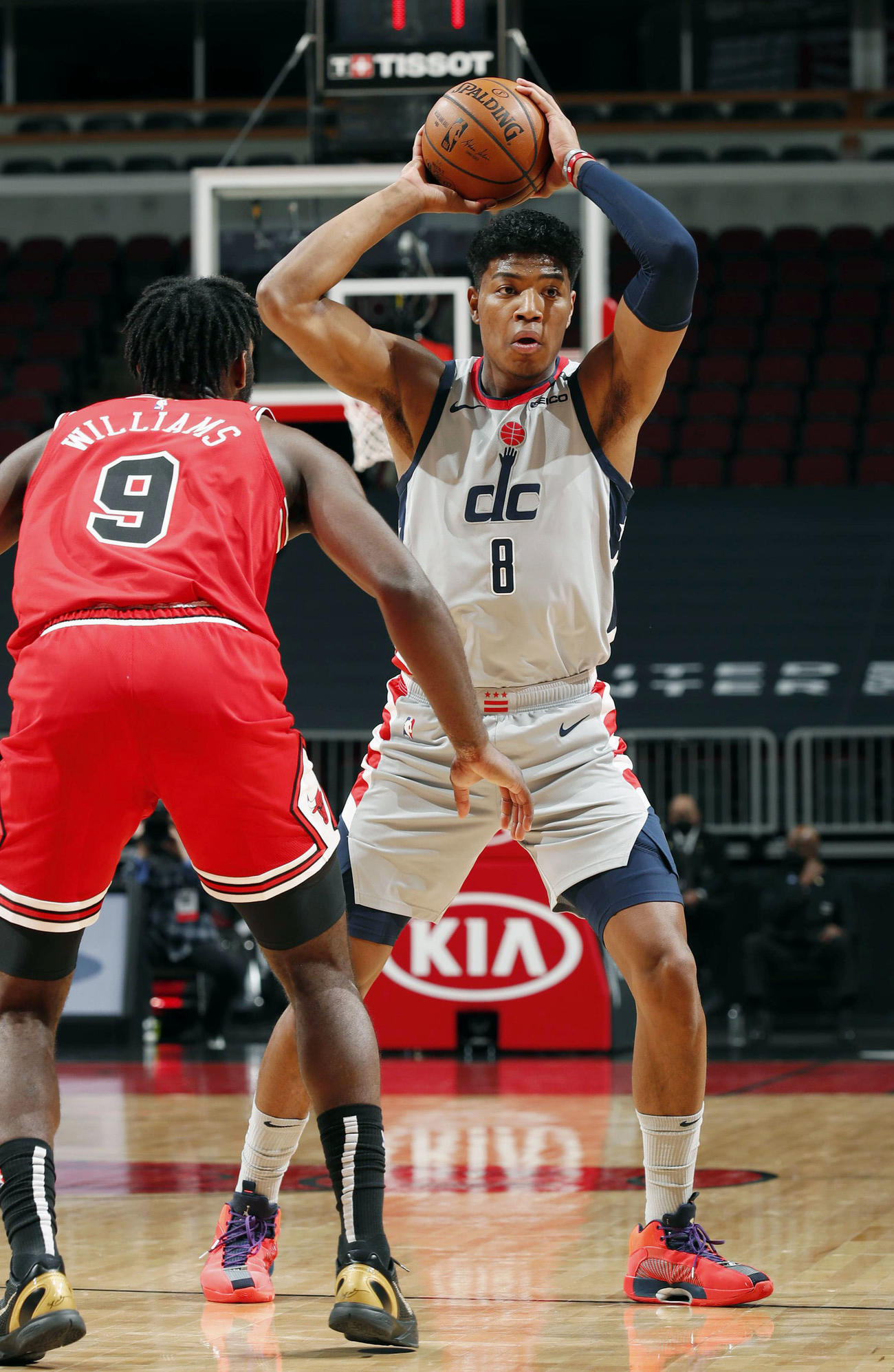 ブルズ戦でパスを狙うウィザーズの八村（NBAE提供・ゲッティ＝共同）
