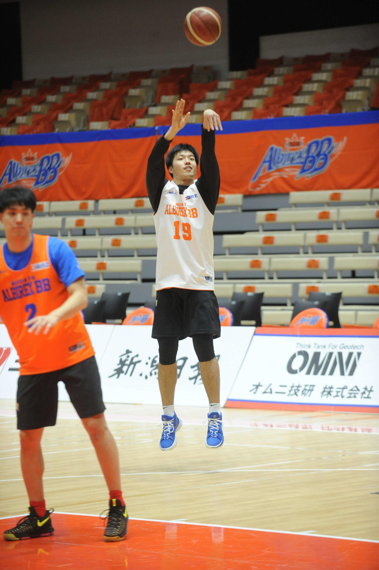日本代表候補入りしたB1新潟西田（右）。川崎戦に向けた練習も気合十分