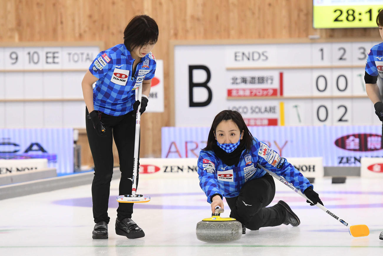 カーリングの日本選手権、北海道銀行戦でショットを放つロコ・ソラーレの藤沢（C）JCA IDE