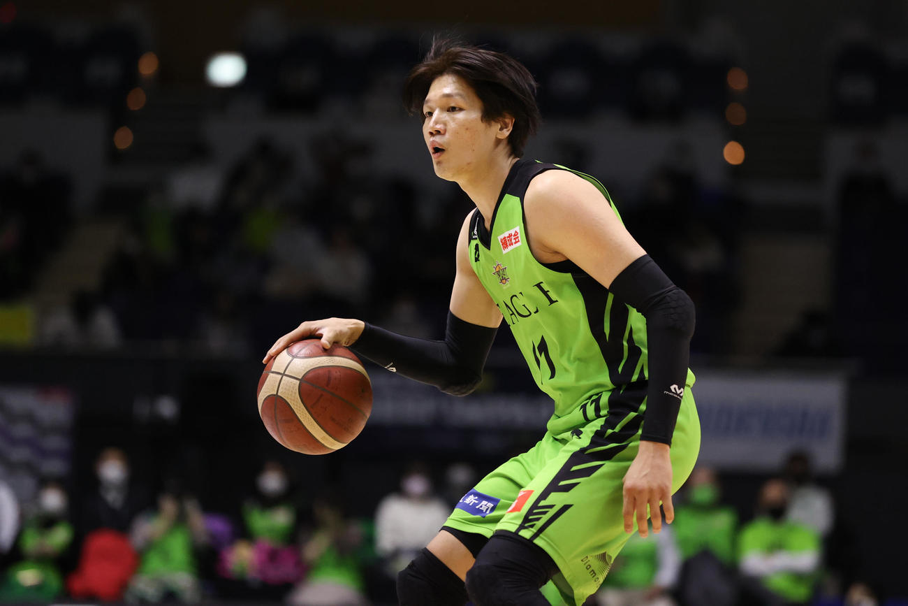 北海道－宇都宮　第2Q、ドリブルでチャンスを狙う北海道桜井（C）B.LEAGUE