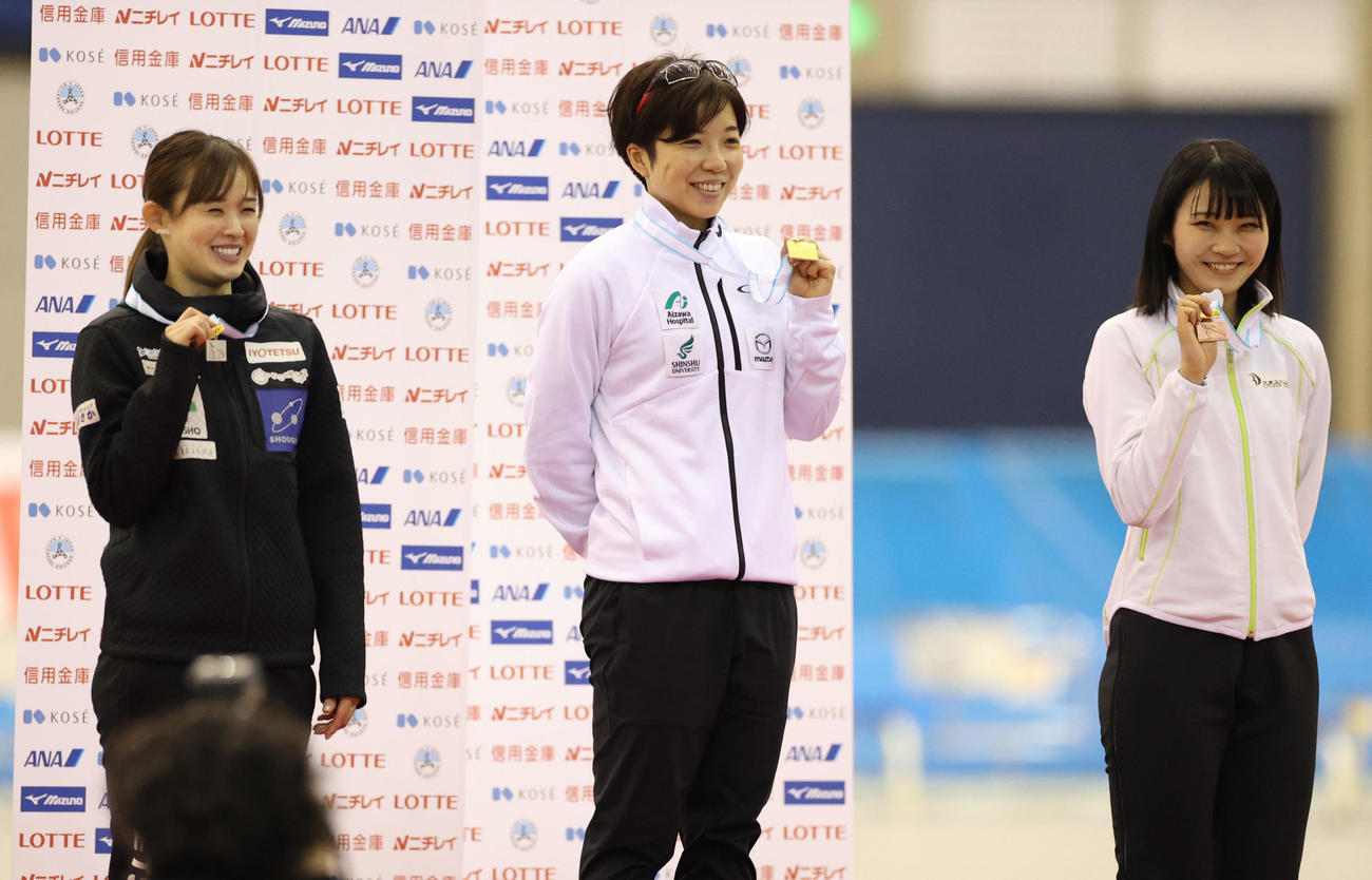 女子500メートルの表彰式でメダルを手に笑顔を見せる、左から2位の郷、優勝した小平、3位の稲川(代表撮影)