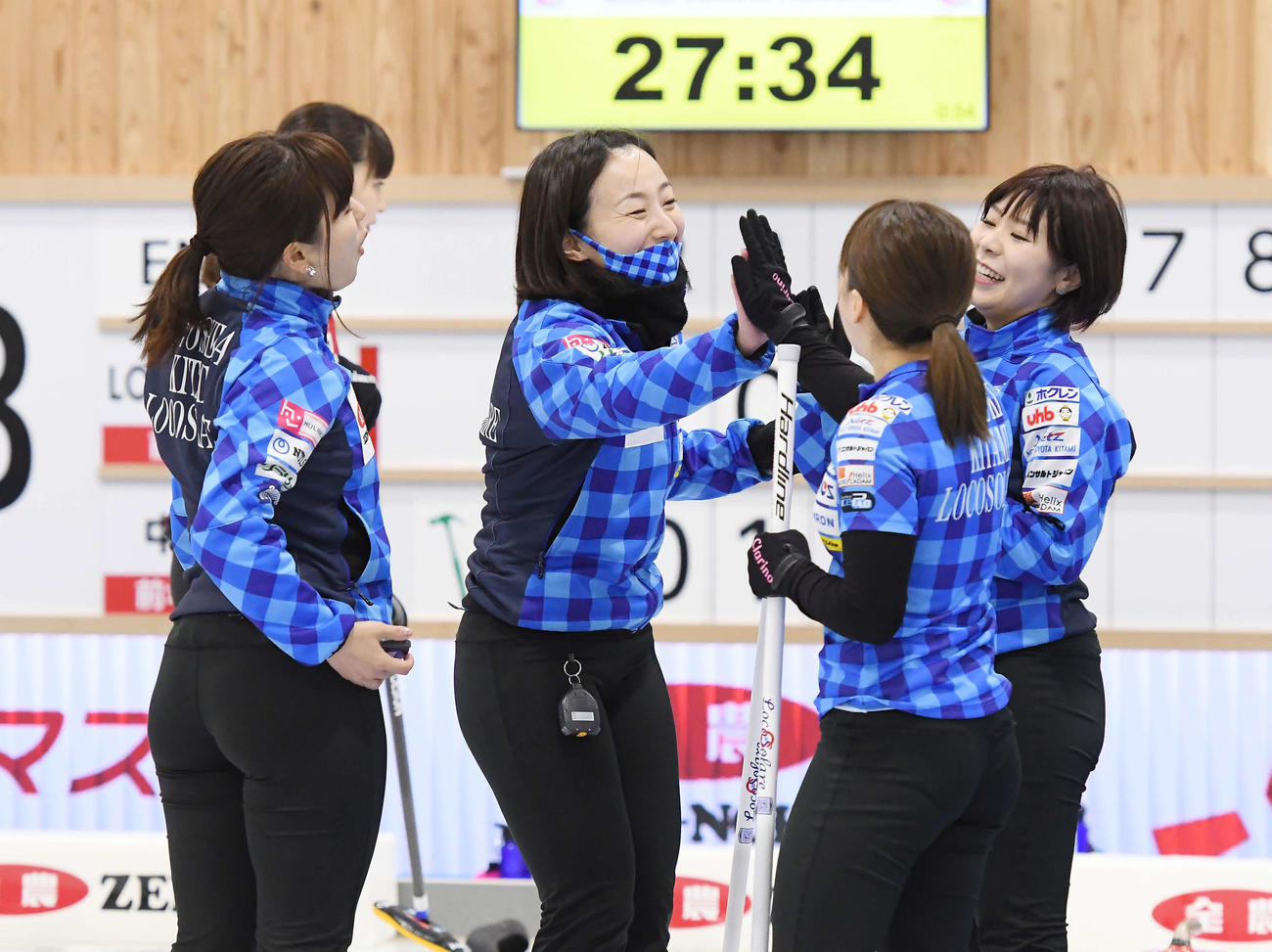 勝利を決めて喜ぶロコ・ソラーレの選手たち（C）JCA IDE