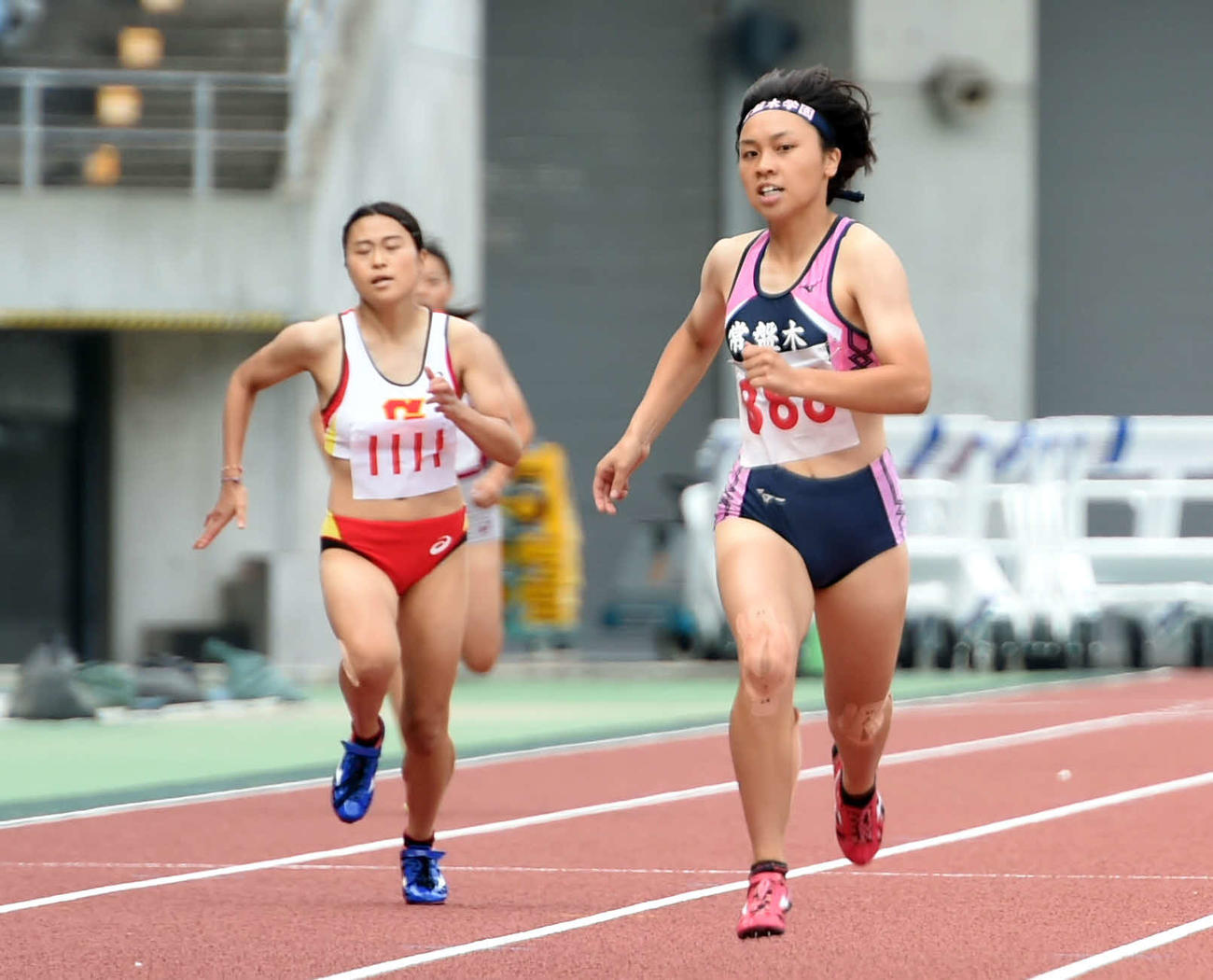 20年8月22日、宮城県選手権女子400メートルで力走する常盤木学園・竹内（右）