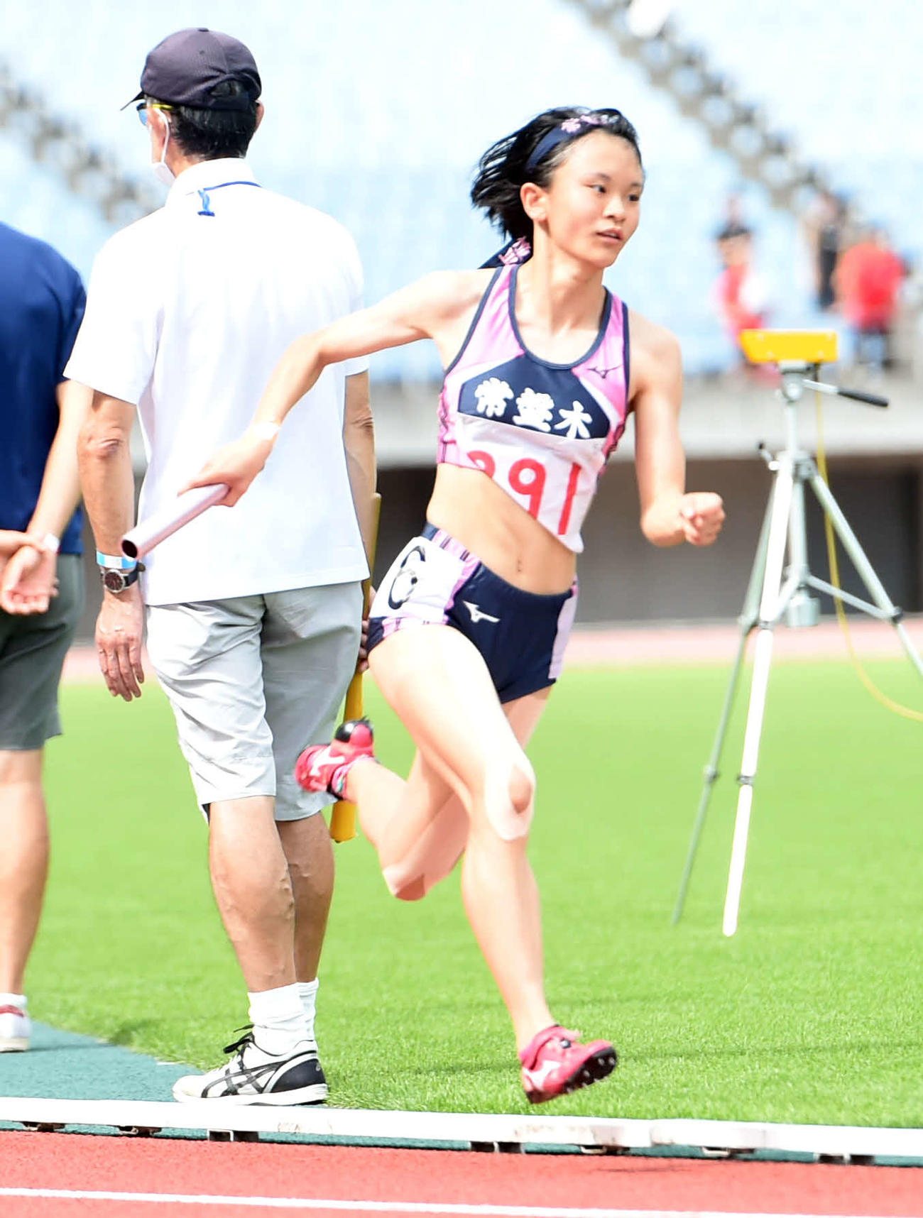 20年8月12日、宮城県高校総体代替大会女子1600メートルリレーで力走する常盤木学園・守屋