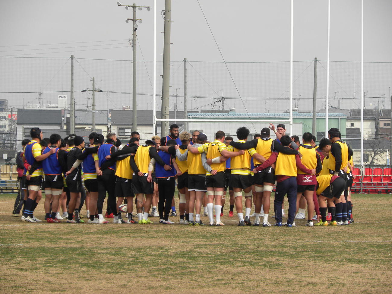 トップチャレンジリーグ開幕に向けての練習で円陣を組む近鉄の選手たち（撮影・松本航）