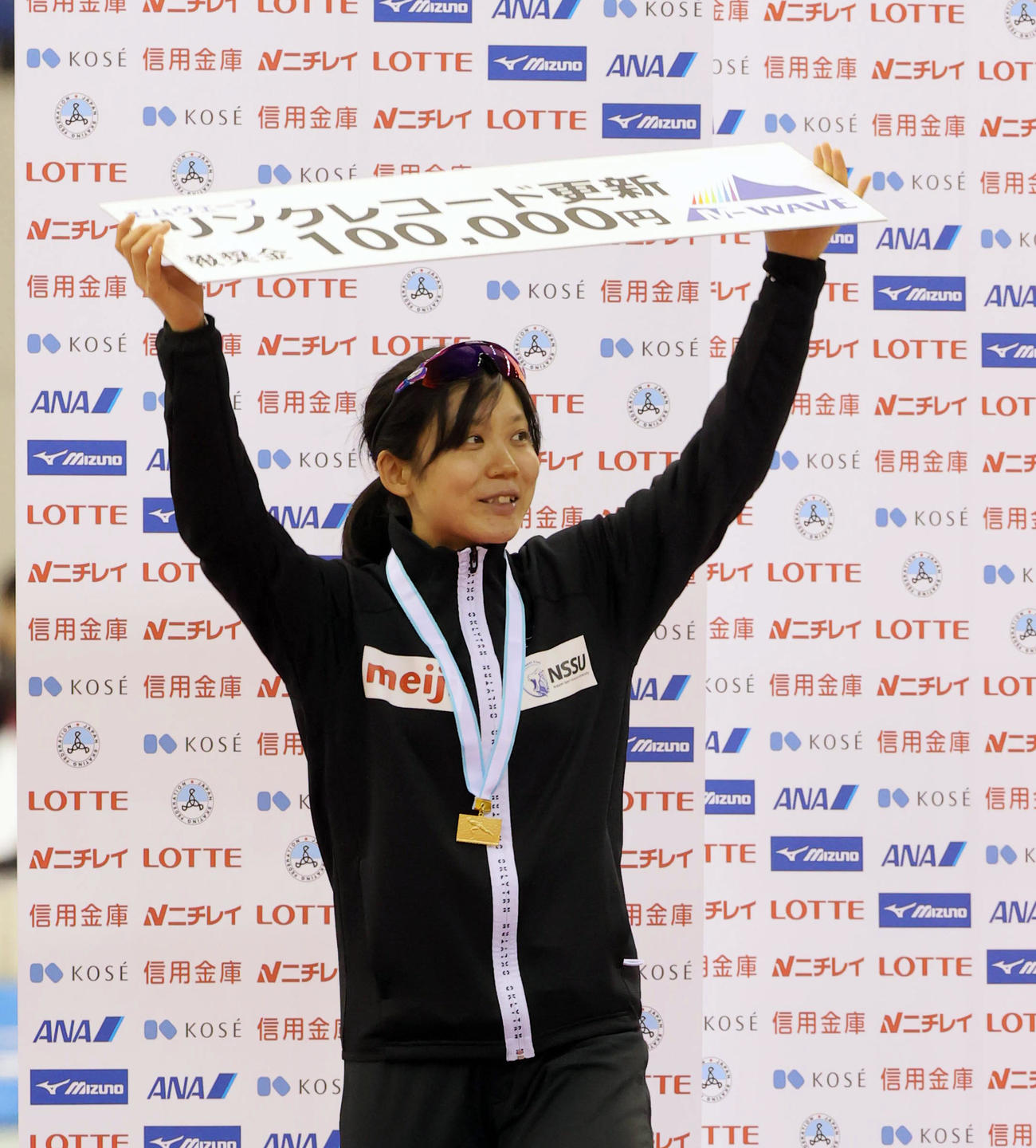 女子1000メートルで優勝し、表彰式で笑顔を見せる高木美（代表撮影）