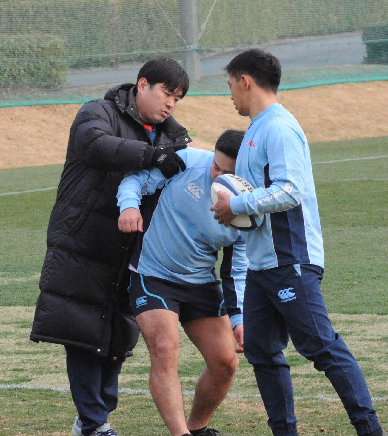 選手らを指導するヤマハ発動機の大田尾コーチ（左）