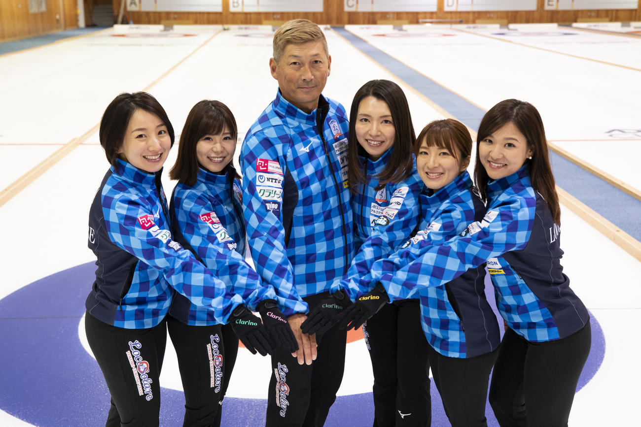 20－21シーズンに向け意気込むロコ・ソラーレ。左から藤沢、吉田夕、小野寺コーチ、本橋、鈴木、吉田知（C）Loco　Solare