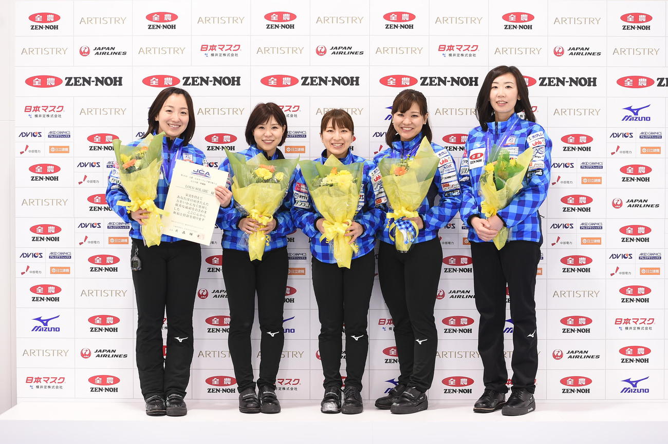 準優勝したロコ・ソラーレの選手たち（C）JCA IDE