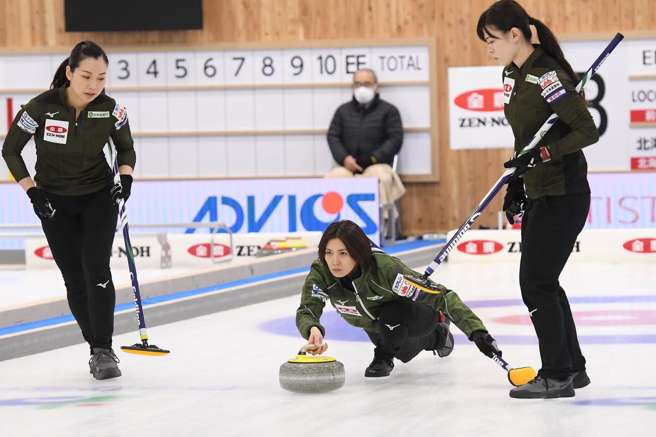 ロコ・ソラーレとの決勝でストーンを放つ北海道銀行の吉村（中央）（C）JCA IDE