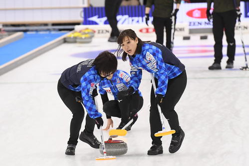 スイープするロコ・ソラーレの選手たち（C）JCA IDE