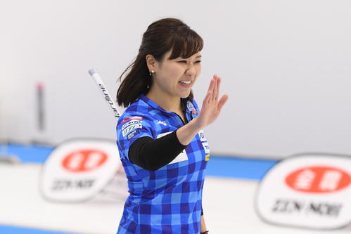 笑顔で手を振るロコ・ソラーレ吉田知那美（C）JCA IDE