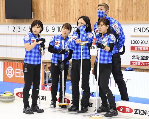女子決勝の北海道銀行戦で作戦を練るロコ・ソラーレの選手たち（共同）