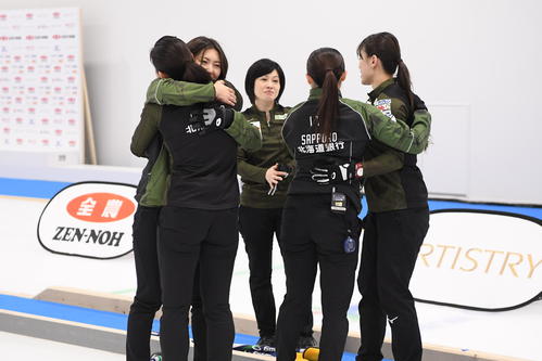 優勝を決め抱き合う北海道銀行のメンバー（C）JCA IDE